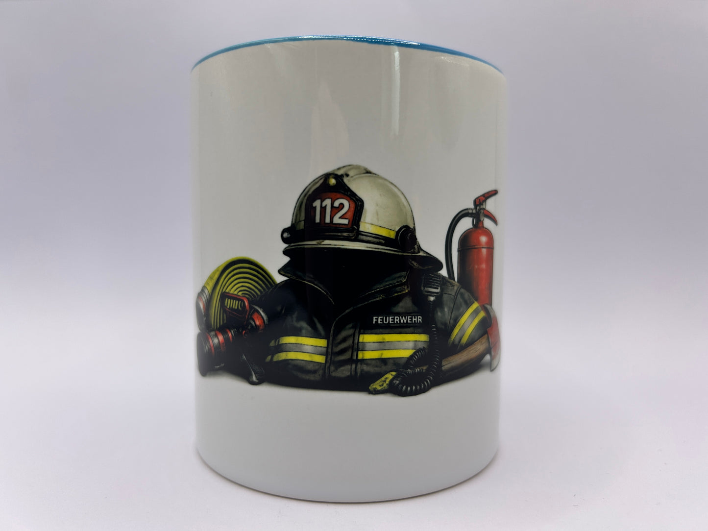 Feuerwehr Tasse mit Feuerwehrhelm 112, Feuerwehrschlauch, Feuerlöscher und Feuerwehraxt auf weißem Hintergrund