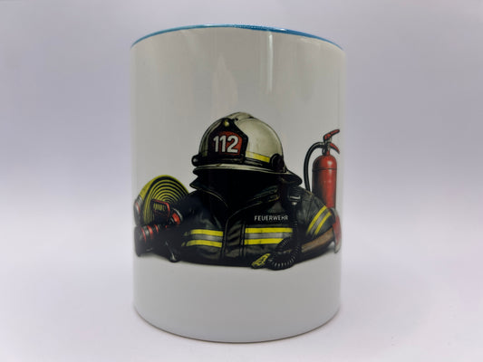 Feuerwehr Tasse mit Feuerwehrhelm 112, Feuerwehrschlauch, Feuerlöscher und Feuerwehraxt auf weißem Hintergrund