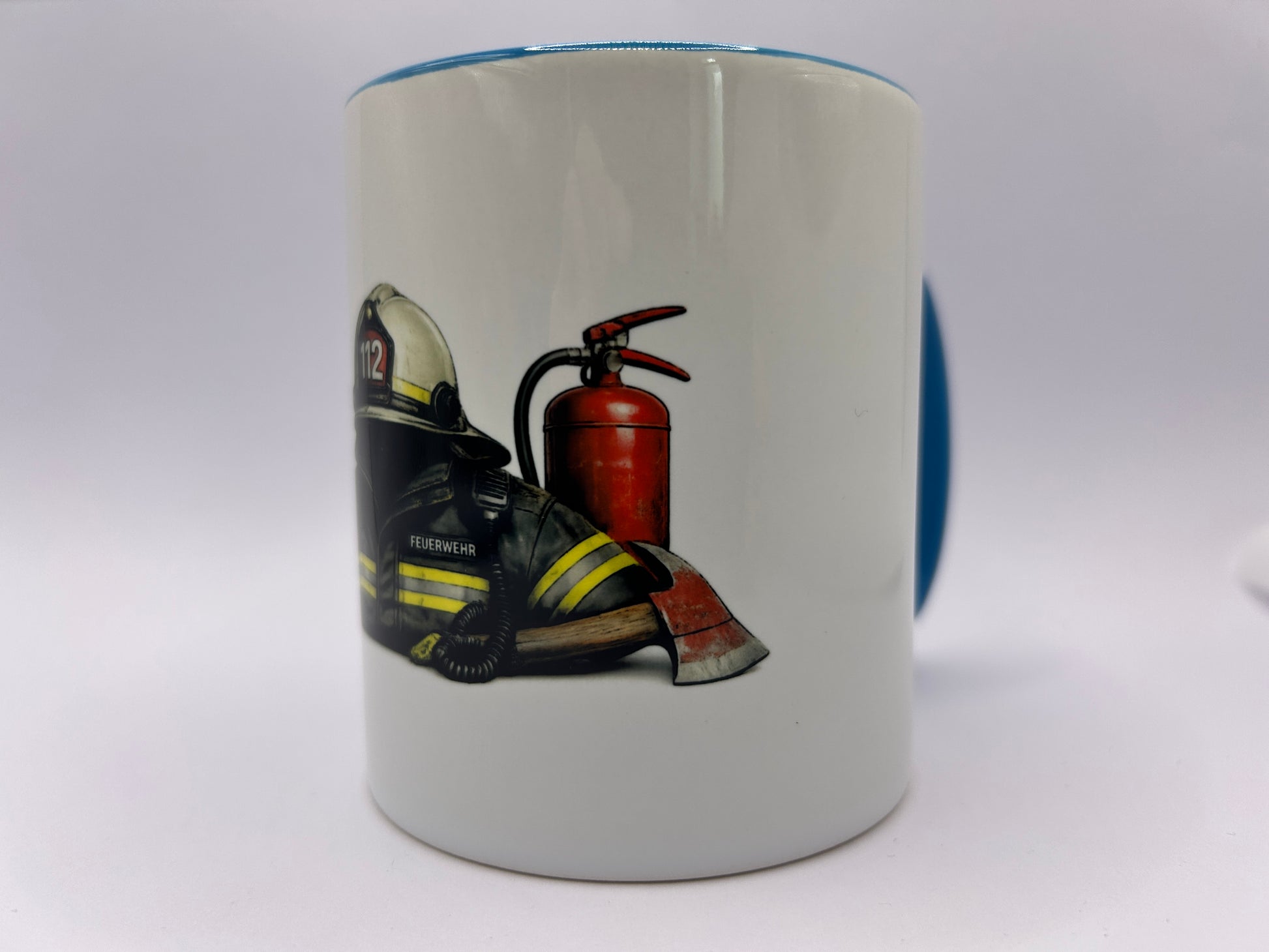 Feuerwehr Tasse mit Feuerlöscher und Feuerwehraxt als Motivdetail