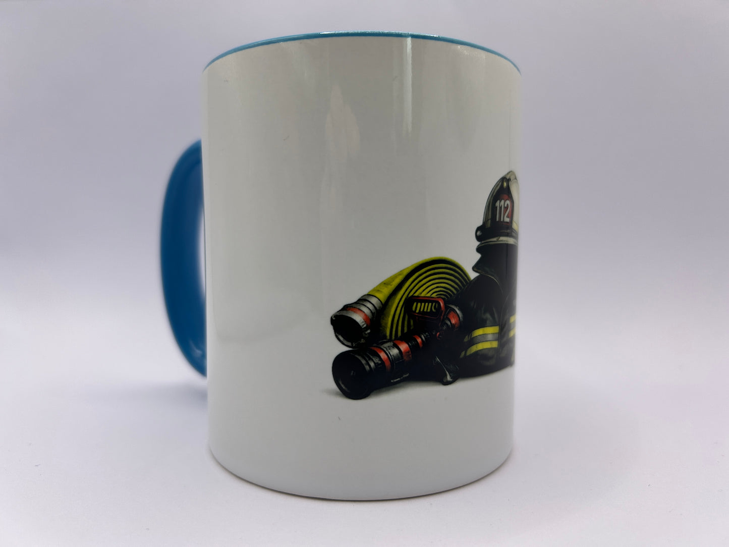 Detailansicht der Feuerwehr Tasse mit Feuerwehrschlauch und Feuerwehrhelm