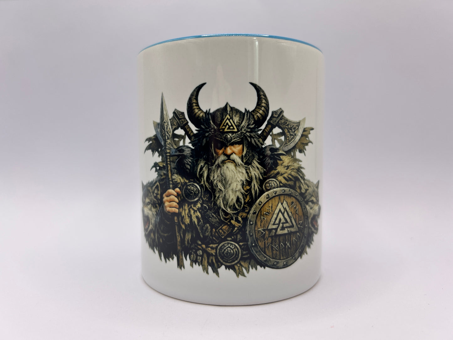 Seitliche Ansicht der Odin Wikinger Tasse mit Wolf und nordischer Mythologie