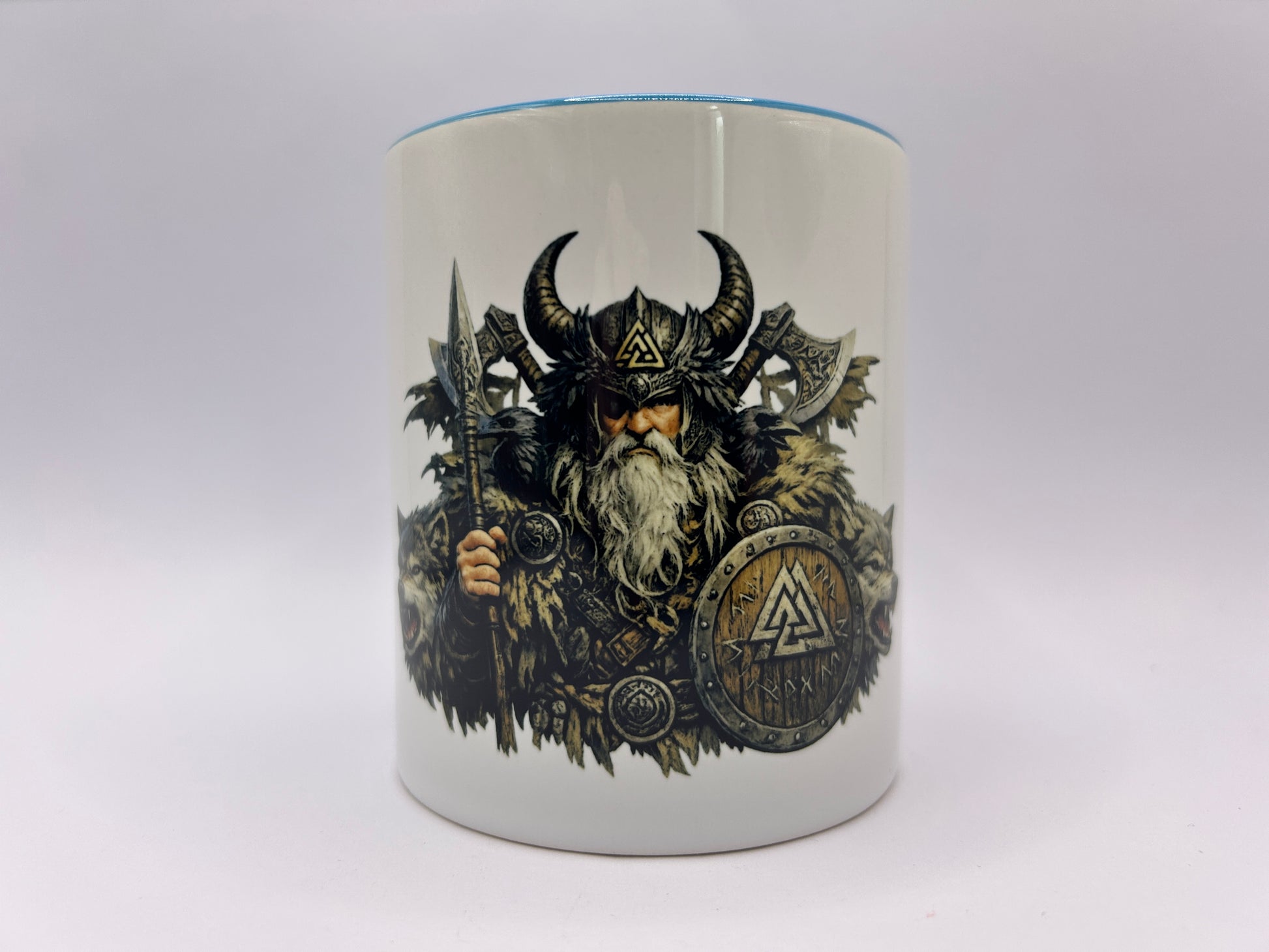 Seitliche Ansicht der Odin Wikinger Tasse mit Wolf und nordischer Mythologie