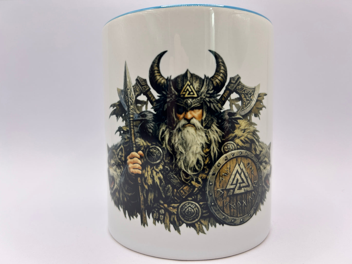 Odin Tasse mit Wikingerkrieger, Speer, Schild und Valknut Symbol auf weißem Hintergrund