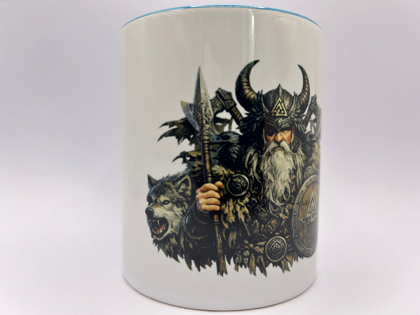 Detailansicht des Odin Motivs mit Schild, Speer und Wikinger Ornamenten