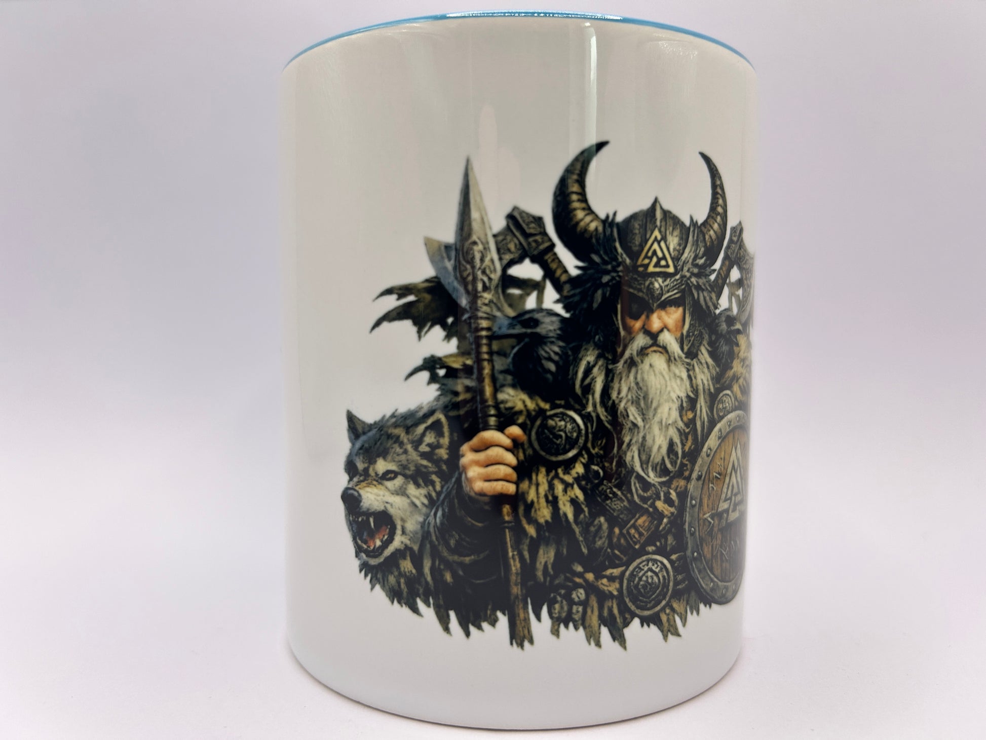 Detailansicht des Odin Motivs mit Schild, Speer und Wikinger Ornamenten
