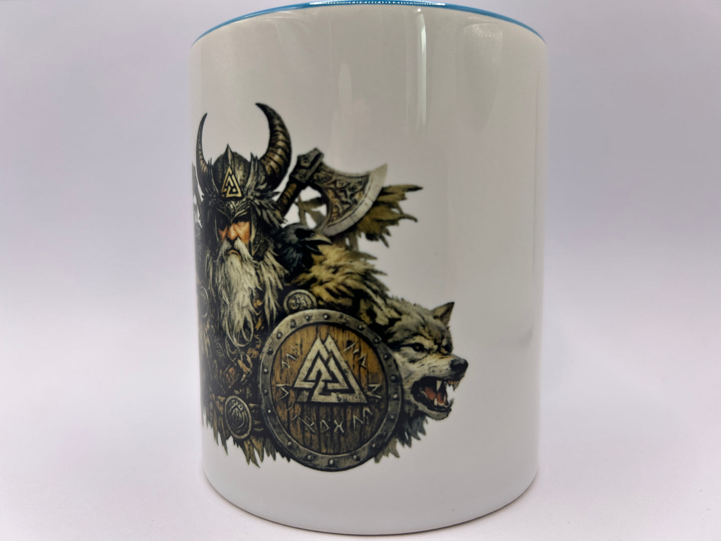 Odin Tasse frontal fotografiert auf weißem Hintergrund mit nordischem Kriegerdesign