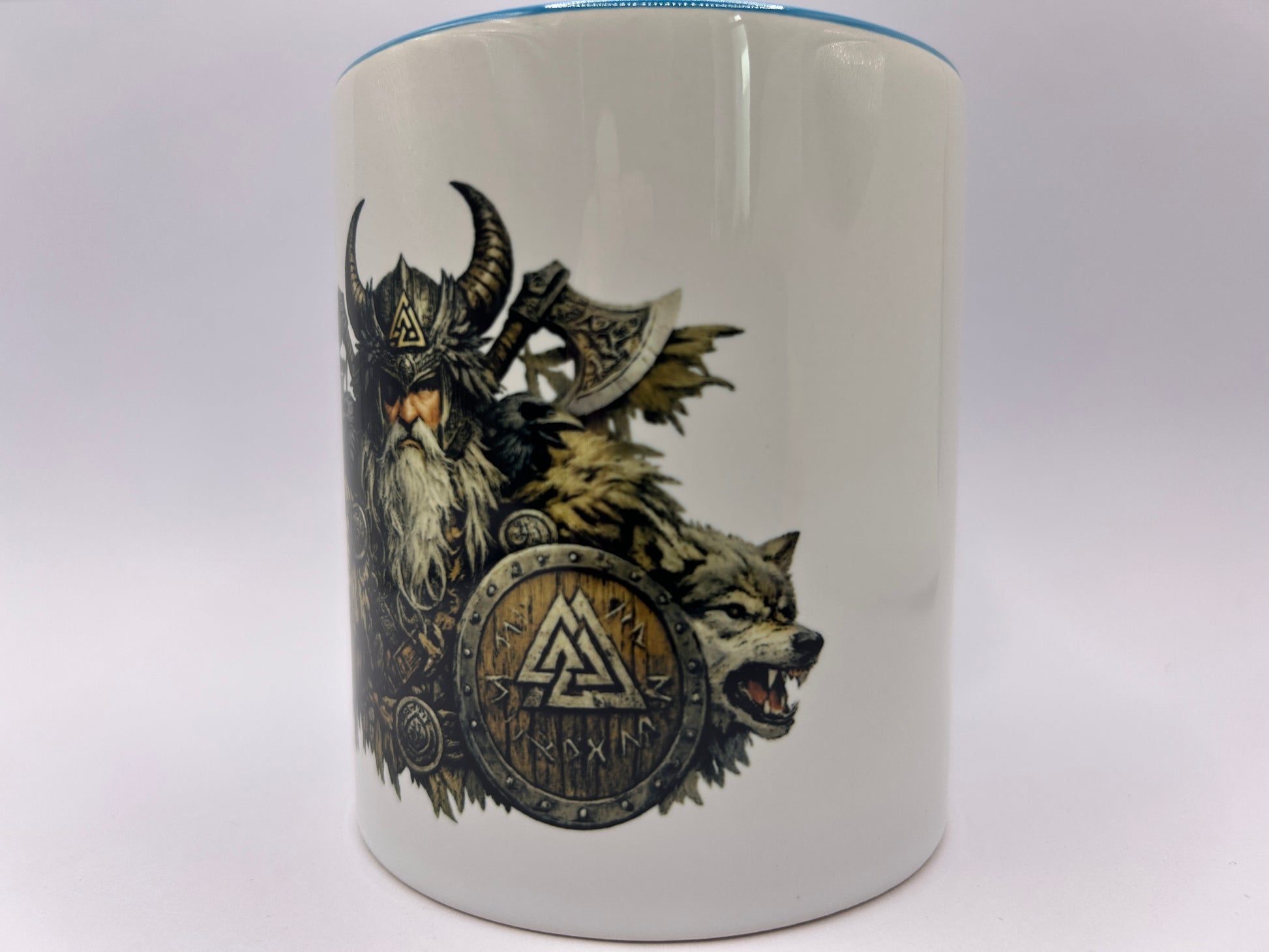 Odin Tasse frontal fotografiert auf weißem Hintergrund mit nordischem Kriegerdesign