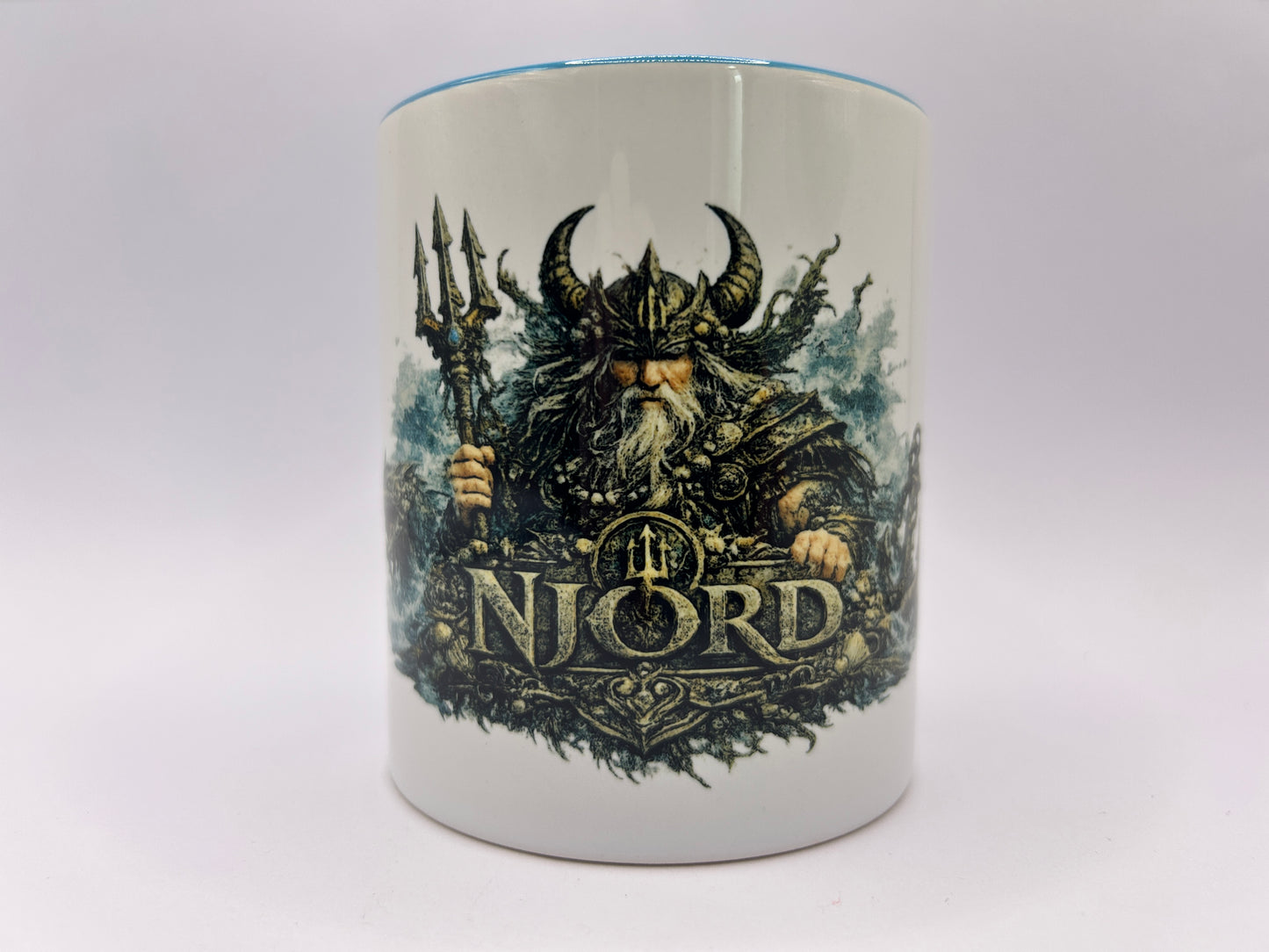 Njörd Tasse mit nordischem Meeresgott und Dreizack auf weißem Hintergrund