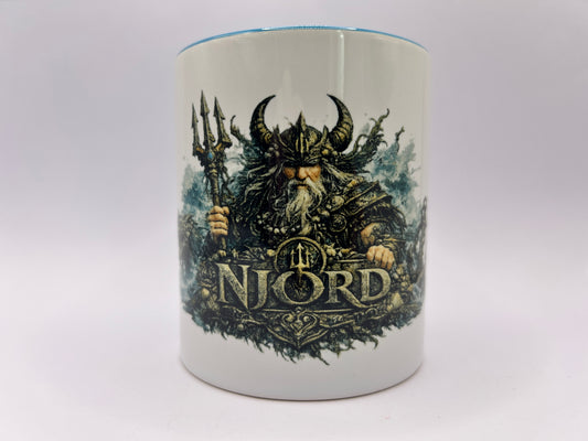 Njörd Tasse mit nordischem Meeresgott und Dreizack auf weißem Hintergrund