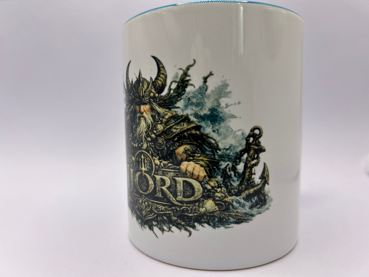 Detailansicht der Njörd Tasse mit Dreizack, Meereswesen und nordischer Gestaltung