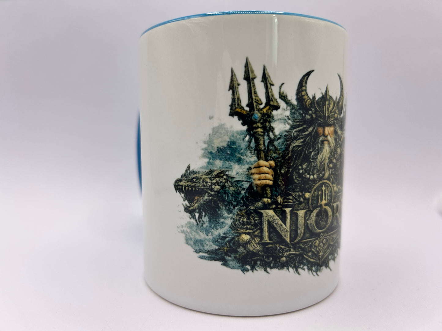 Seitliche Ansicht der Njörd Wikinger Tasse mit maritimen Mythologie-Motiv