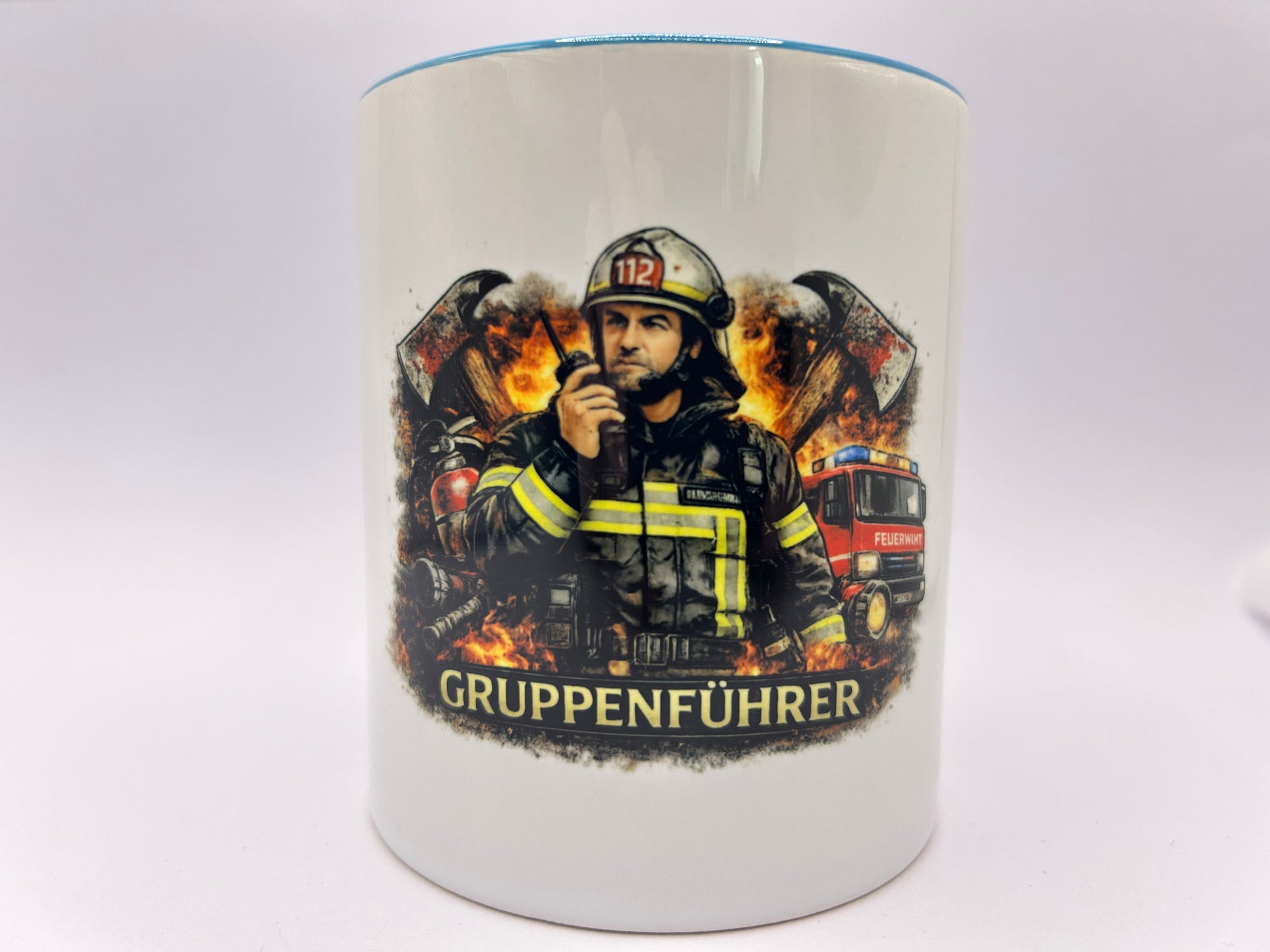 Gruppenführer Feuerwehr Tasse mit Feuerwehrmann, Funkgerät und Feuerwehrfahrzeug auf weißem Hintergrund