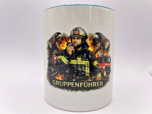 Gruppenführer Feuerwehr Tasse mit Feuerwehrmann, Funkgerät und Feuerwehrfahrzeug auf weißem Hintergrund