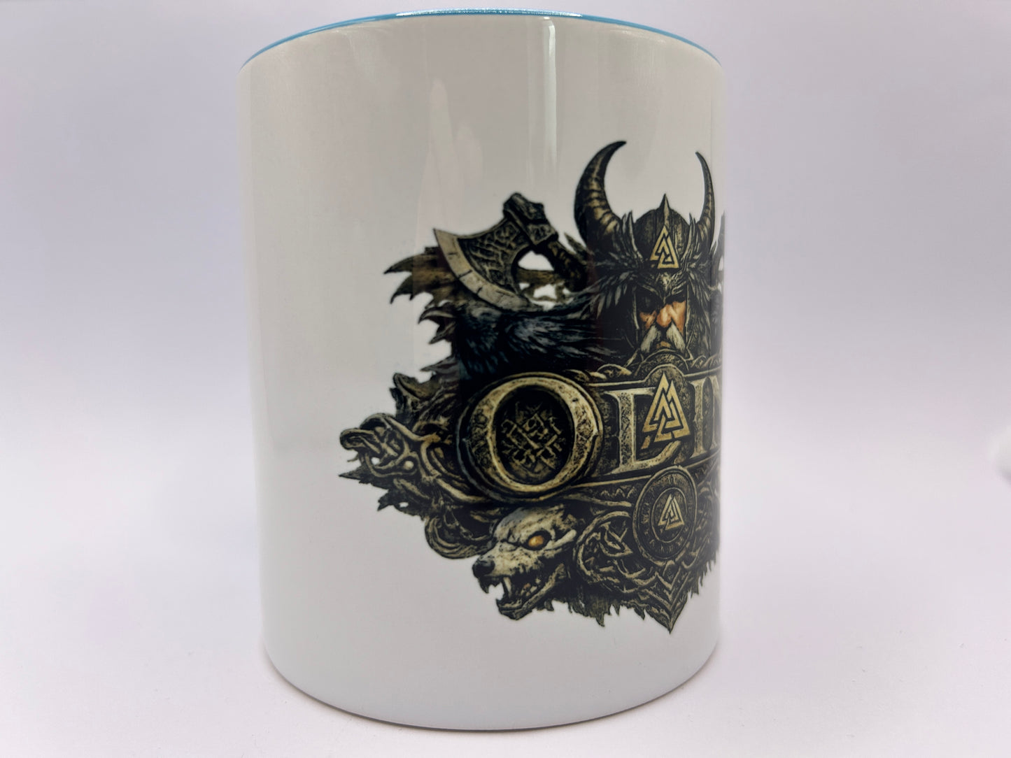 Detailansicht der Odin Tasse mit nordischen Ornamenten und Wikinger Motiv