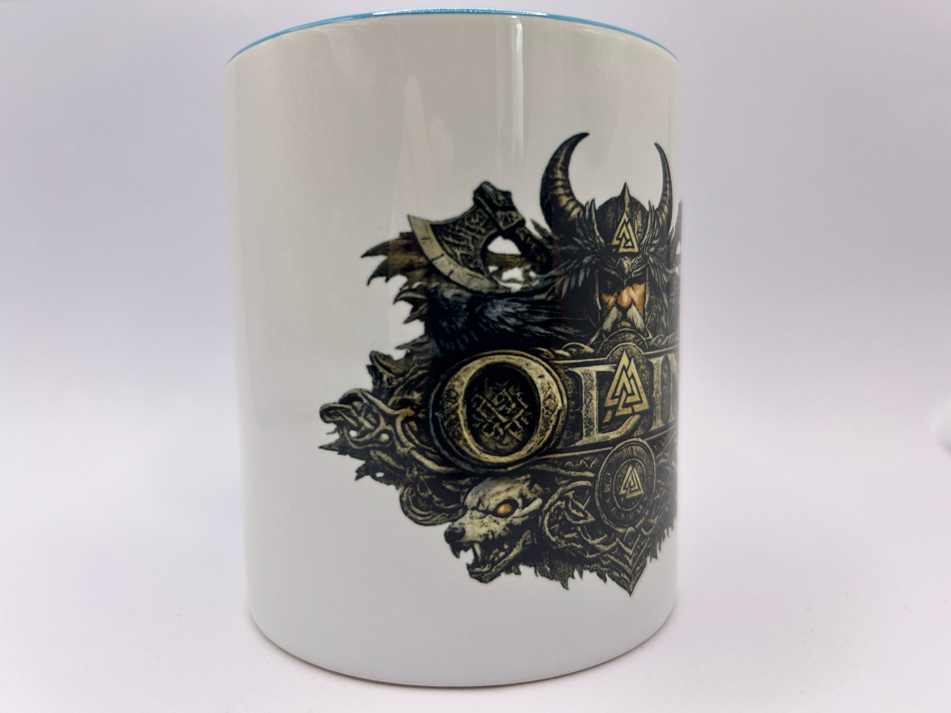 Detailansicht der Odin Tasse mit nordischen Ornamenten und Wikinger Motiv