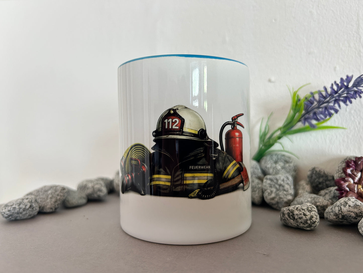 Feuerwehr Tasse dekorativ fotografiert mit Feuerwehrmotiv und Einsatzausrüstung