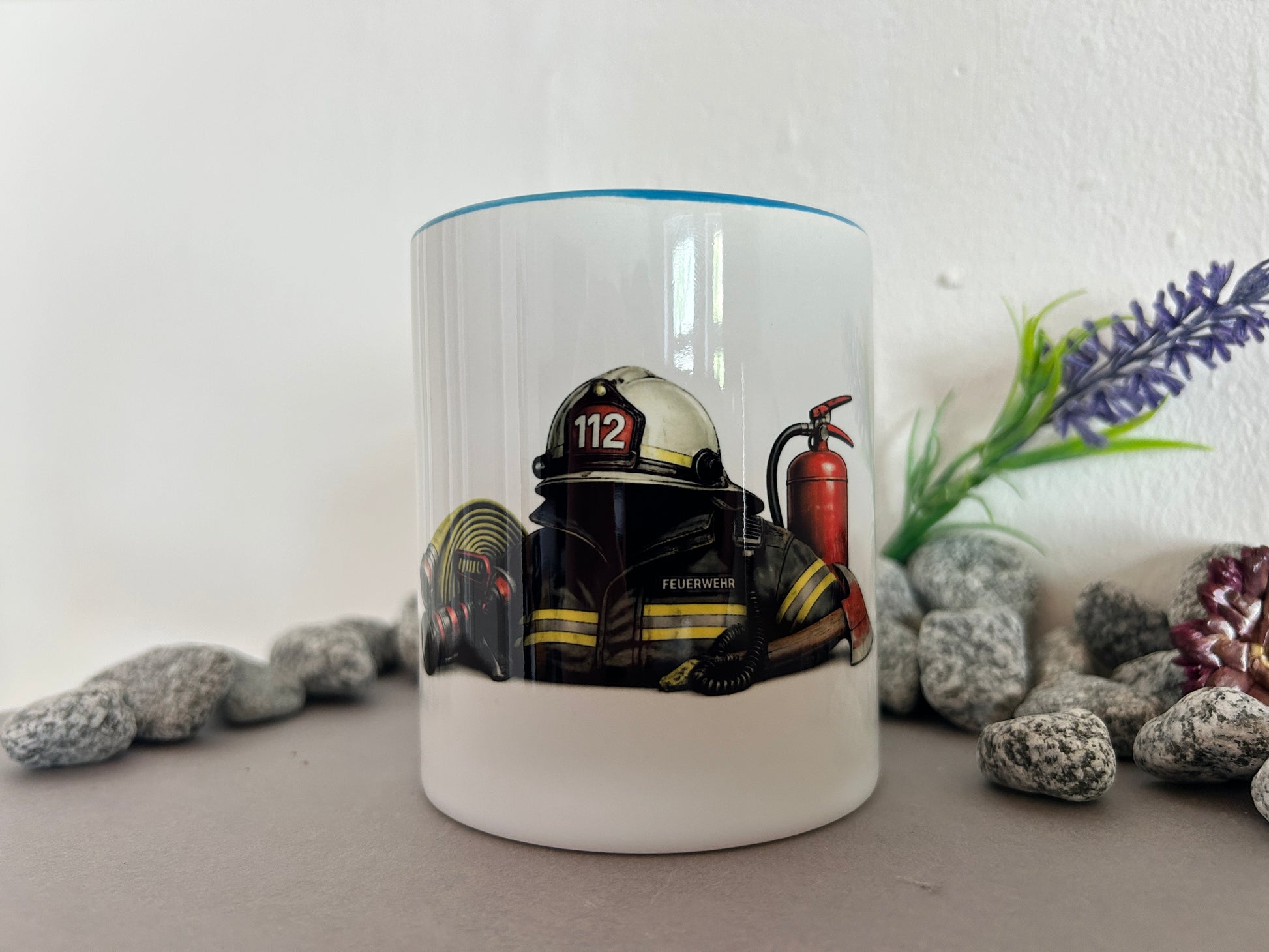 Feuerwehr Tasse dekorativ fotografiert mit Feuerwehrmotiv und Einsatzausrüstung