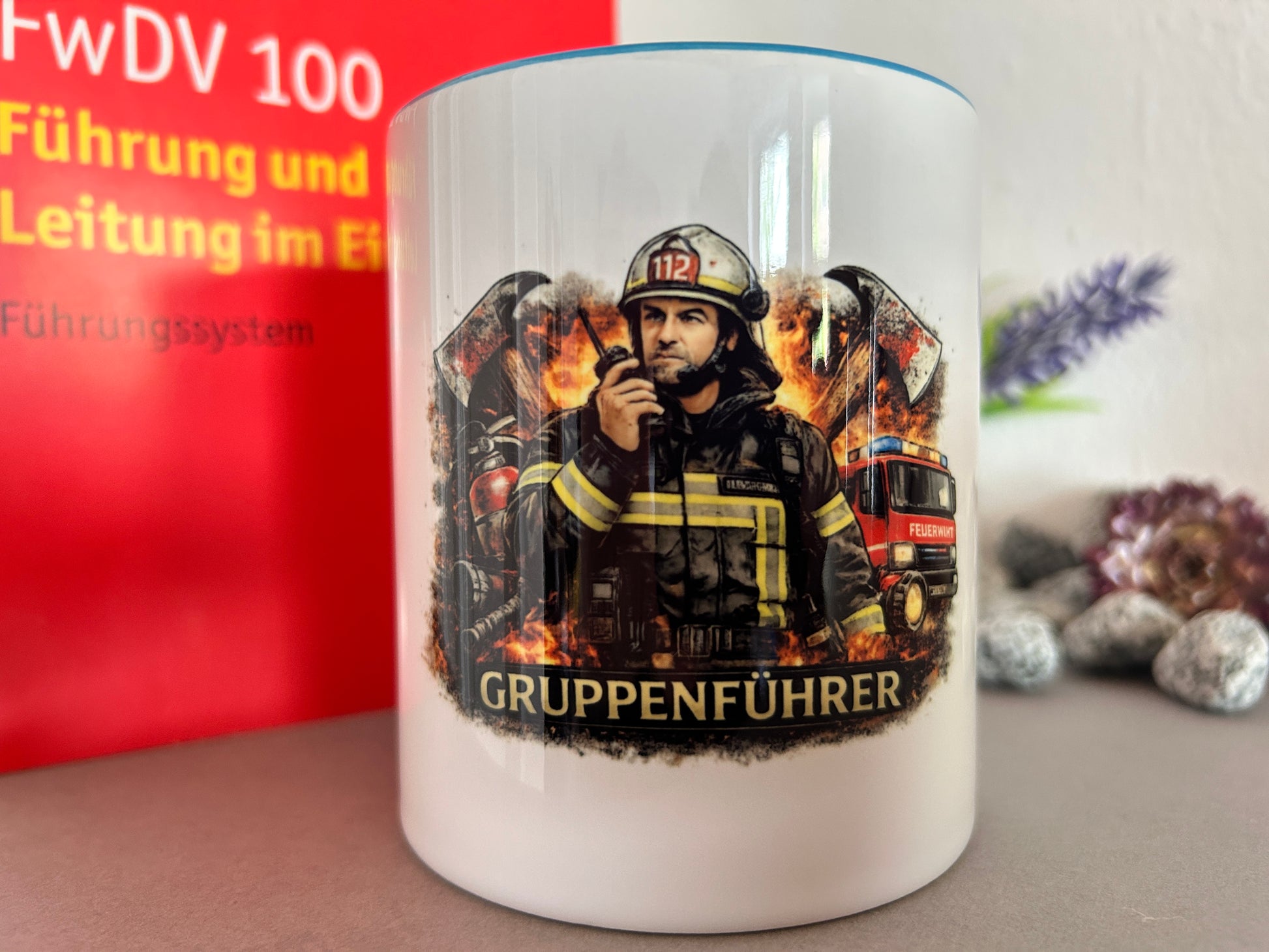 Detailansicht der Gruppenführer Feuerwehr Tasse mit Einsatzmotiv und Feuerwehrfahrzeug
