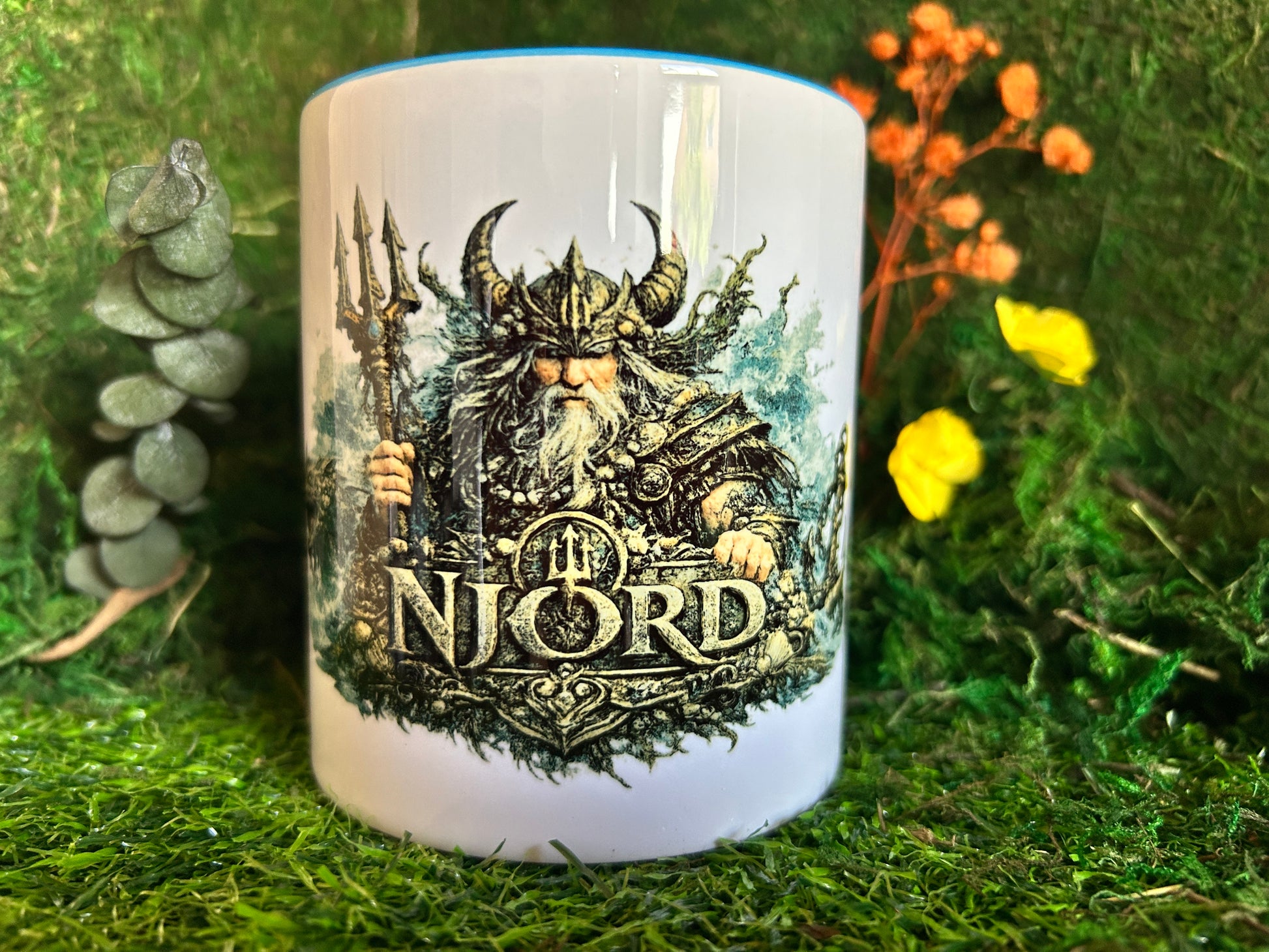 Detailansicht der Njörd Tasse mit Dreizack, Meereswesen und nordischer Gestaltung mit Wald im Hintergrund