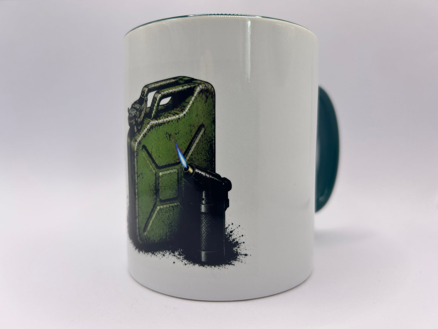 Weiße Keramiktasse mit detailliertem Motiv eines grünen Benzinkanisters und eines brennenden Gasbrenners. Humorvolles Design für Kaffee- und Teeliebhaber mit Sinn für schwarzen Humor.