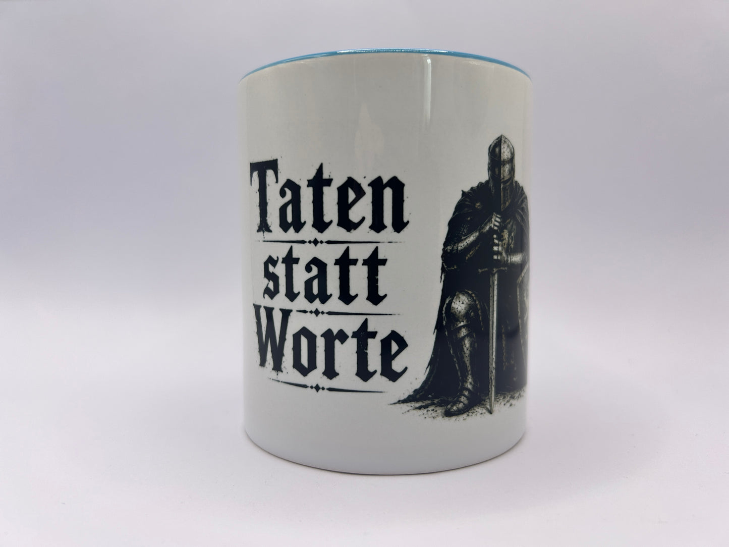Tasse mit Spruch Taten statt Worte und Rittermotiv. Weiße Keramiktasse für Männer, Mittelalterfans und Liebhaber motivierender Sprüche.