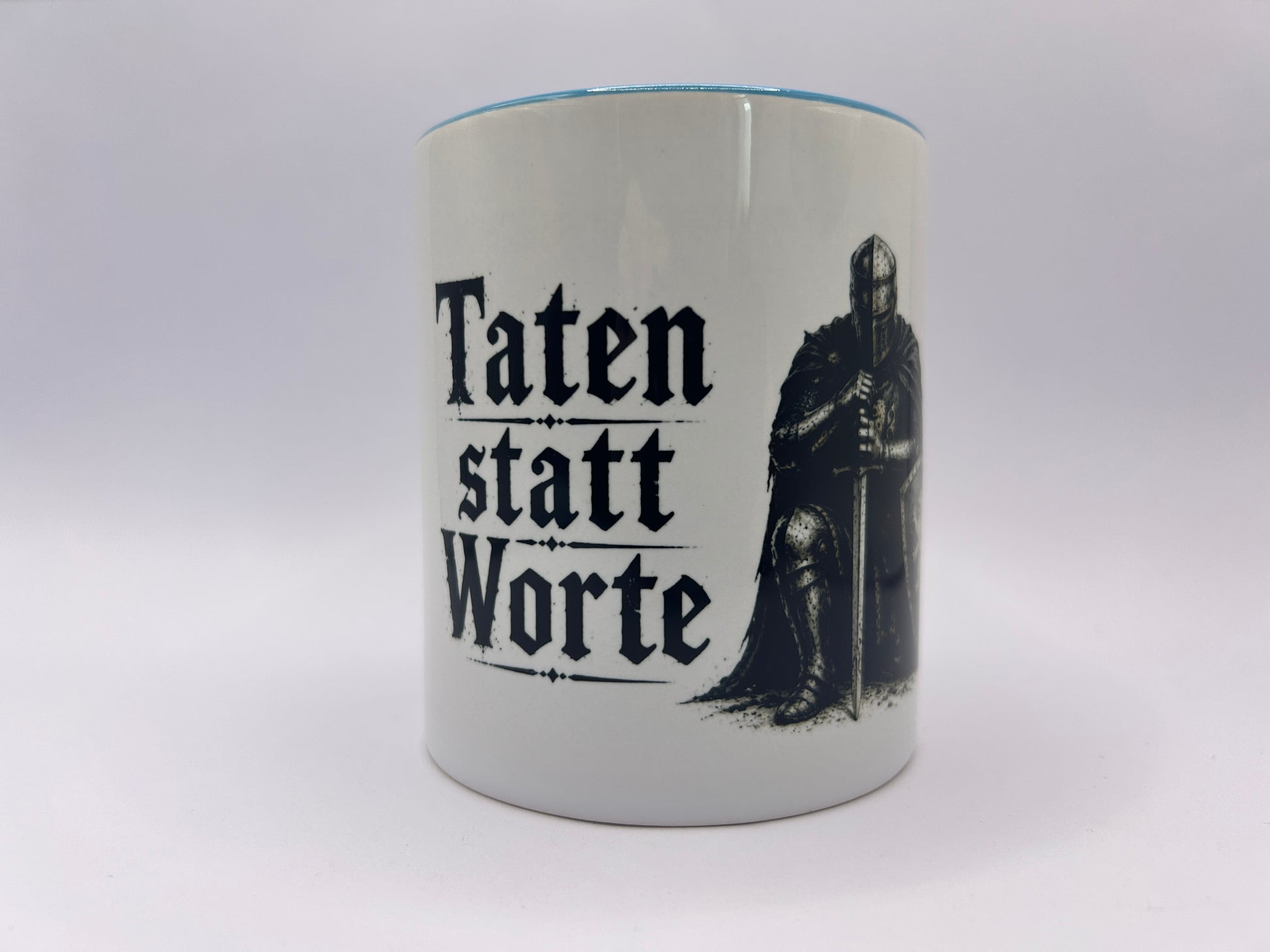 Tasse mit Spruch Taten statt Worte und Rittermotiv. Weiße Keramiktasse für Männer, Mittelalterfans und Liebhaber motivierender Sprüche.