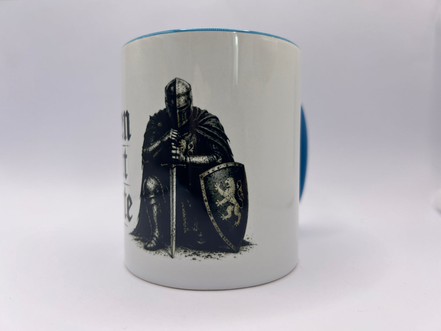 Keramiktasse mit detailreichem Rittermotiv, Schwert und Schild. Mittelalter Tasse als Geschenk für Männer und Ritterfans.