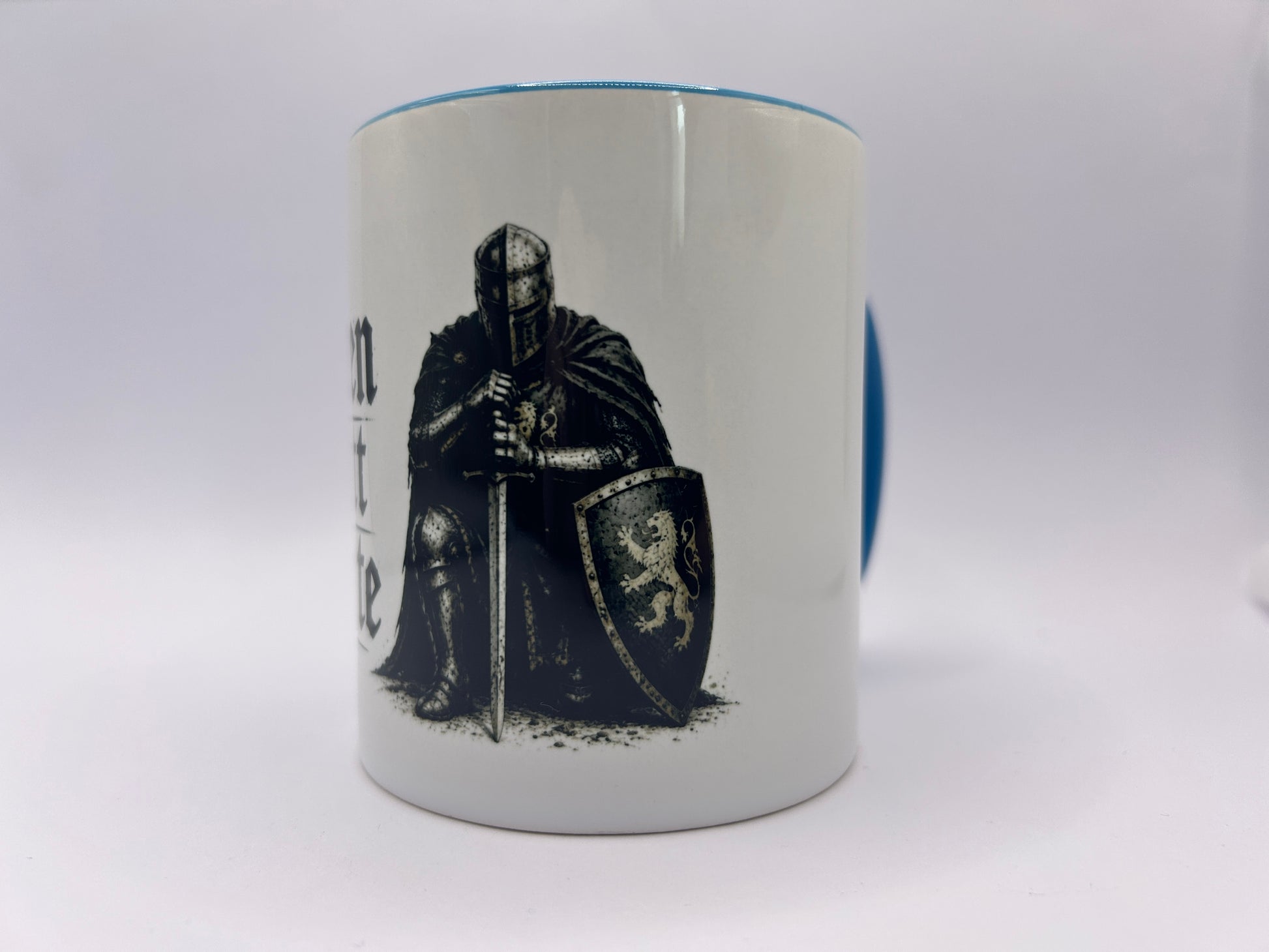 Keramiktasse mit detailreichem Rittermotiv, Schwert und Schild. Mittelalter Tasse als Geschenk für Männer und Ritterfans.