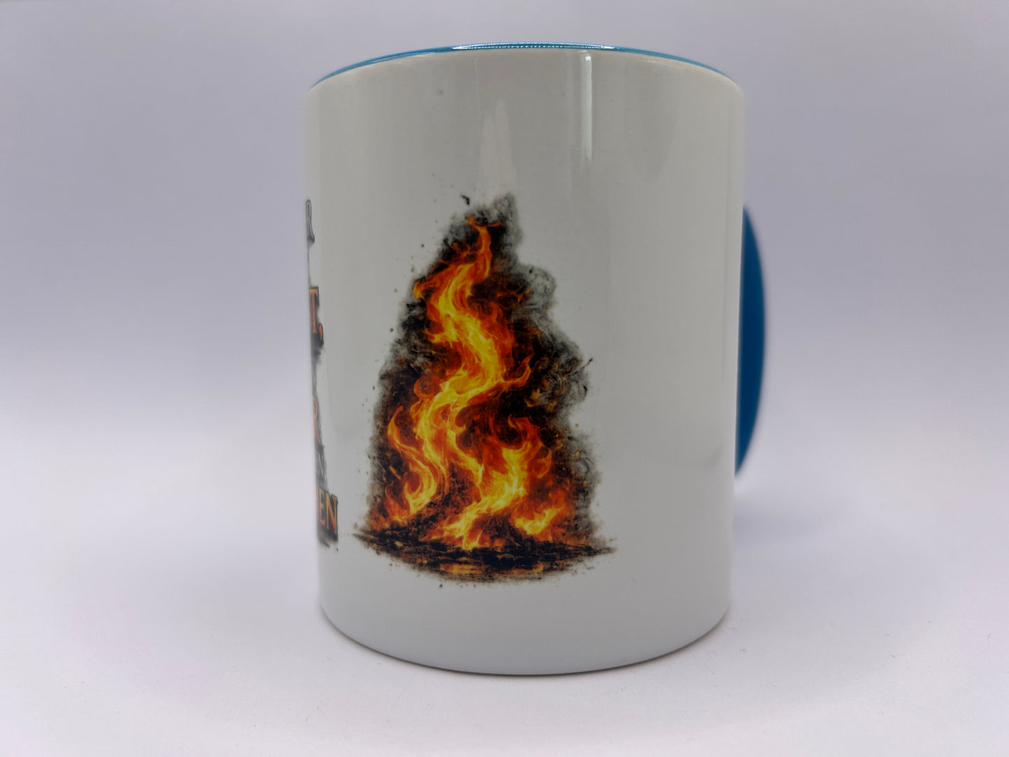 Detailansicht einer weißen Keramiktasse mit leuchtendem Flammenmotiv. Inspirierende Kaffeetasse für Menschen mit Leidenschaft, Motivation und Ehrgeiz.