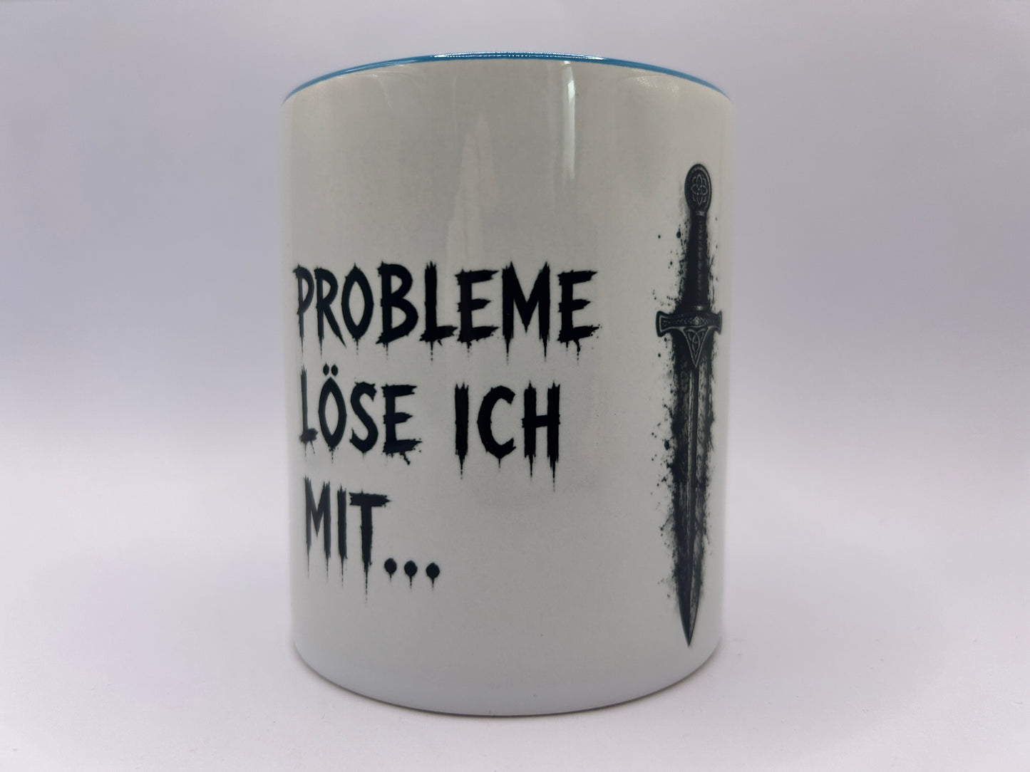 Weiße Keramiktasse mit dem Spruch „Probleme löse ich mit…“ und einem detailreichen Schwertmotiv. Lustige Tasse für Männer, Fantasy- und Mittelalterfans.