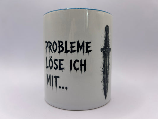 Weiße Keramiktasse mit dem Spruch „Probleme löse ich mit…“ und einem detailreichen Schwertmotiv. Lustige Tasse für Männer, Fantasy- und Mittelalterfans.