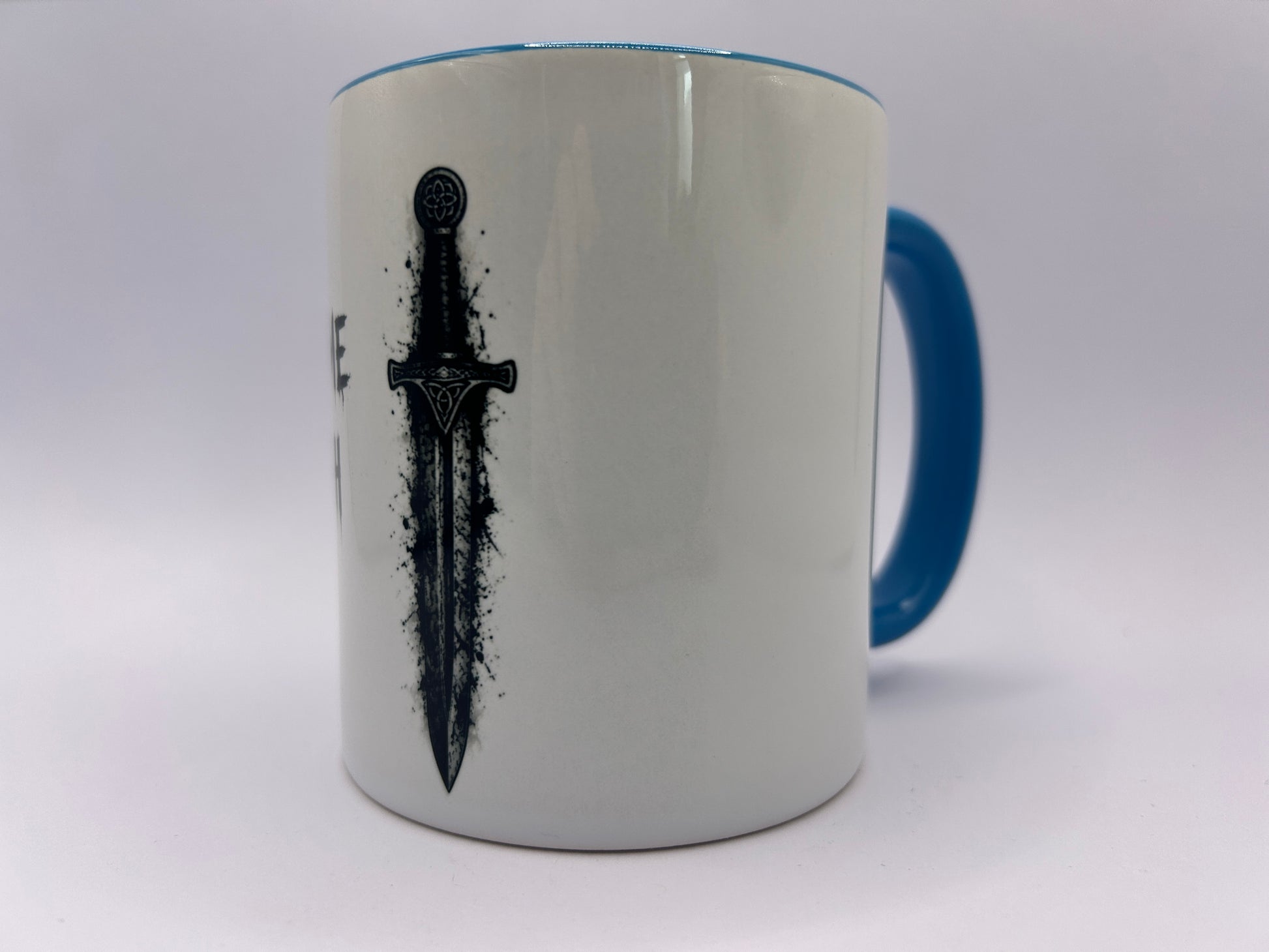 Keramiktasse mit schwarzem Schwertmotiv im Fantasy- und Mittelalterstil. Hochwertige Kaffeetasse für Gamer, Rollenspieler und Schwertliebhaber.