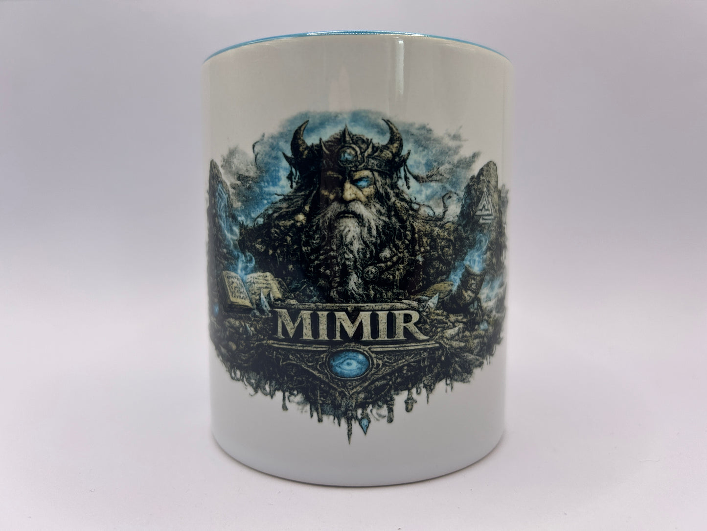 Weiße Keramiktasse mit Mimir Motiv aus der nordischen Mythologie. Detailreiche Darstellung des weisen Hüters der Erkenntnis mit Wikinger-Symbolen und mystischer Gestaltung.