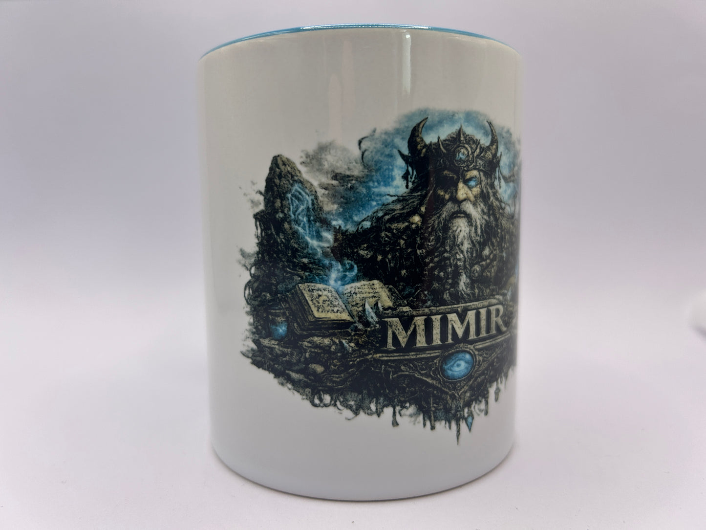 Mimir Tasse mit nordischen Runen, Buch und mystischen Elementen. Hochwertige Wikinger Kaffeetasse für Fans nordischer Mythologie.