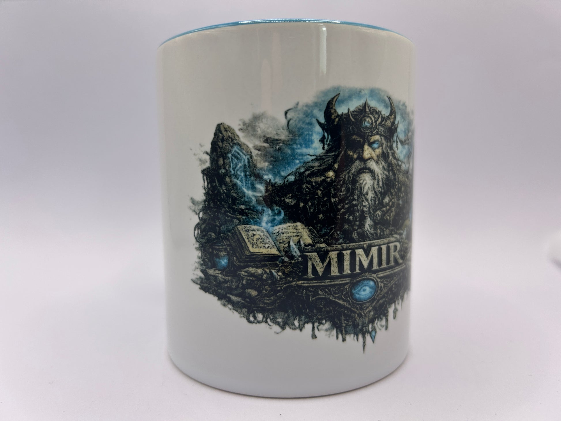 Mimir Tasse mit nordischen Runen, Buch und mystischen Elementen. Hochwertige Wikinger Kaffeetasse für Fans nordischer Mythologie.