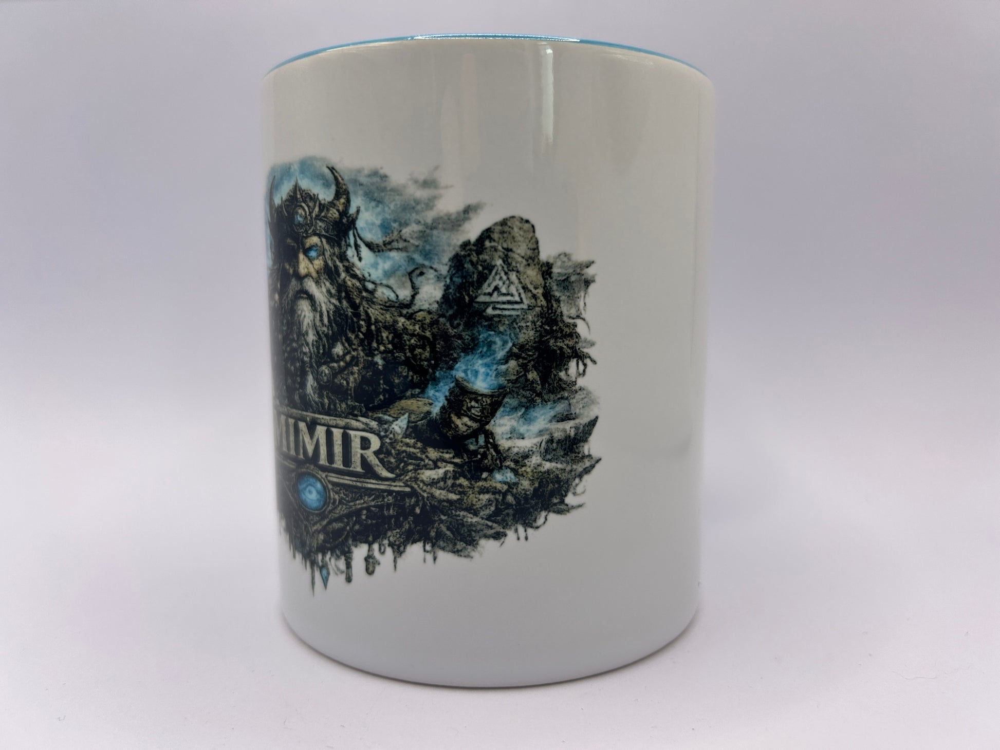 Keramiktasse mit Mimir Motiv, nordischen Symbolen und mystischer Wikinger-Kunst. Perfekt für Liebhaber von Odin und nordischer Mythologie.