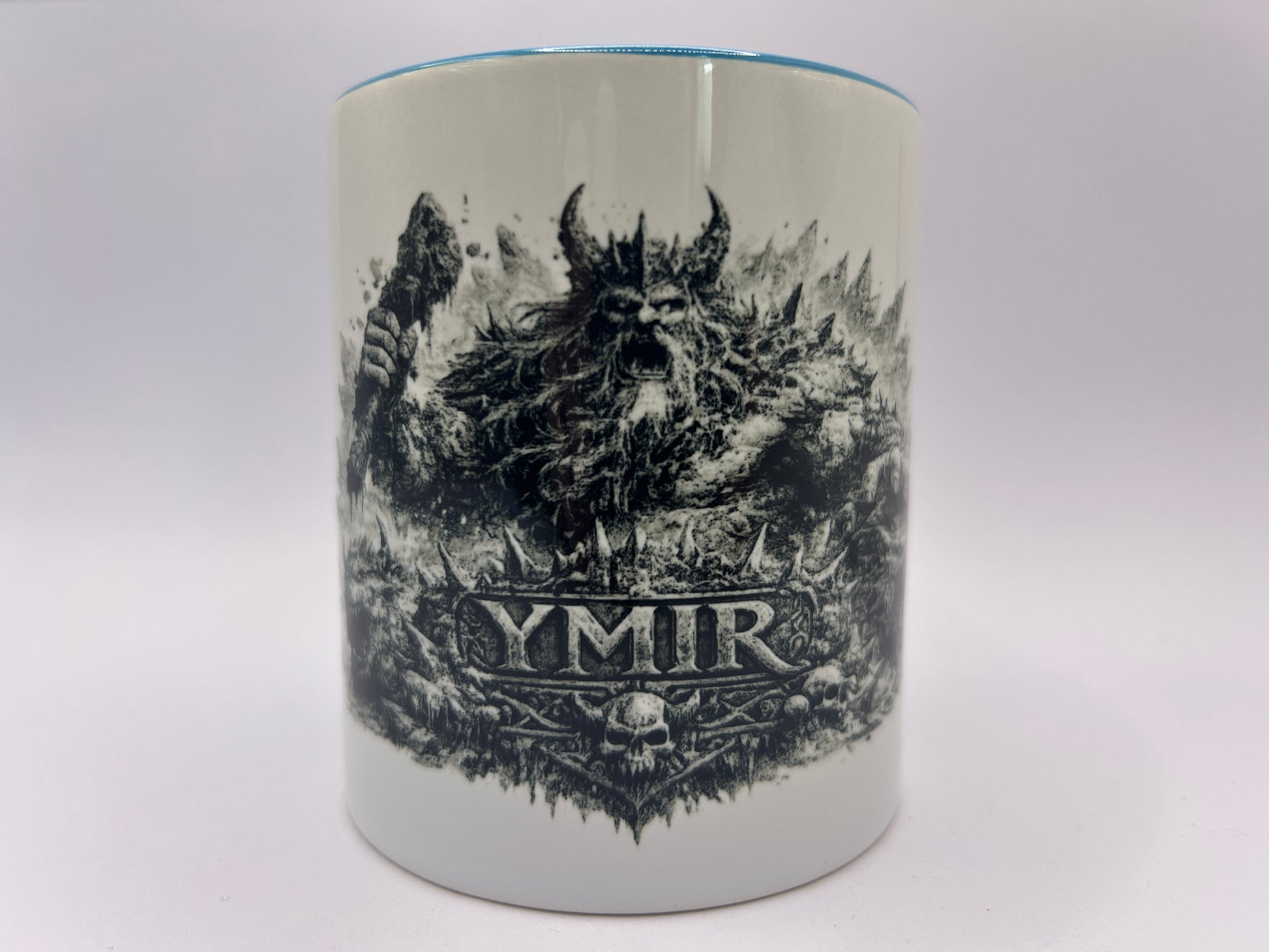Weiße Keramiktasse mit Ymir Motiv aus der nordischen Mythologie. Detailreiche Darstellung des legendären Urgiganten im epischen Wikinger-Stil.