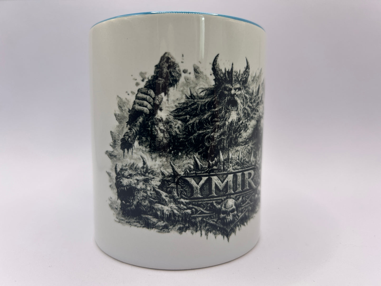 Ymir Tasse mit kraftvoller Darstellung des nordischen Urgiganten und düsterem Wikinger-Design. Hochwertige Keramiktasse für Mythologie-Fans.