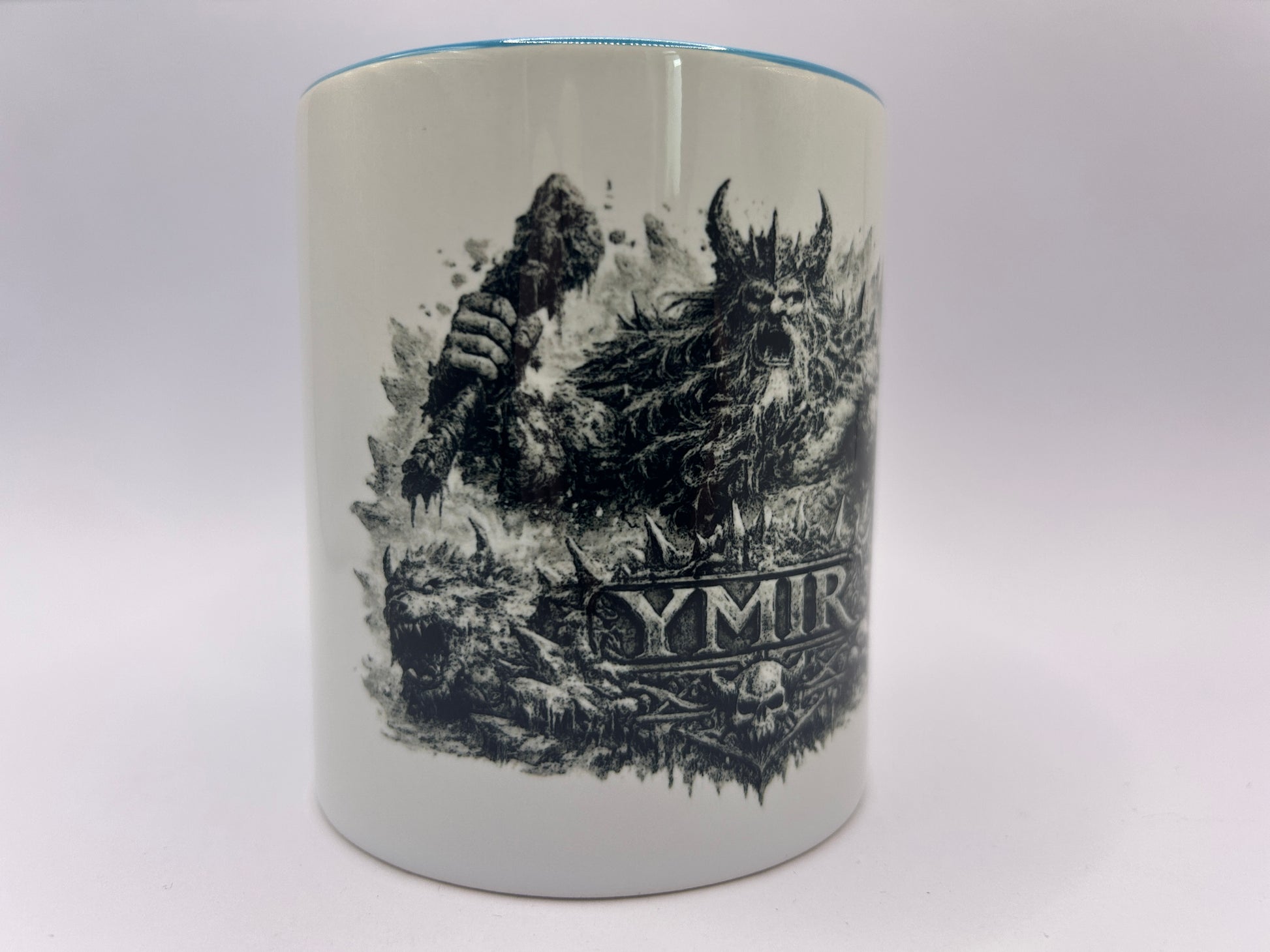 Ymir Tasse mit kraftvoller Darstellung des nordischen Urgiganten und düsterem Wikinger-Design. Hochwertige Keramiktasse für Mythologie-Fans.