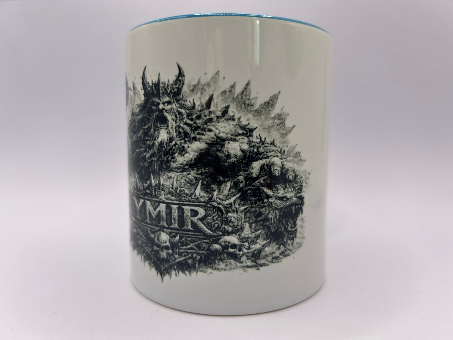Keramiktasse mit Ymir Motiv, nordischer Fantasy-Kunst und beeindruckender Wikinger-Atmosphäre. Perfekt für Fans nordischer Legenden.