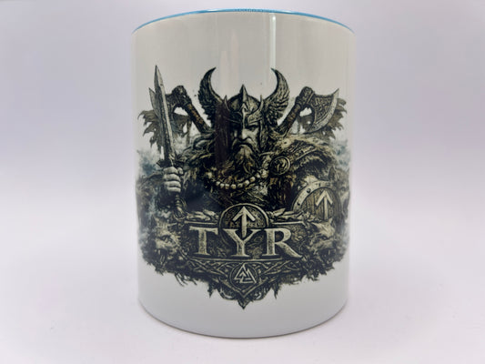 Weiße Keramiktasse mit Tyr Motiv aus der nordischen Mythologie. Detailreiche Darstellung des nordischen Kriegsgottes mit Schwert, Schild und Wikinger-Rüstung.