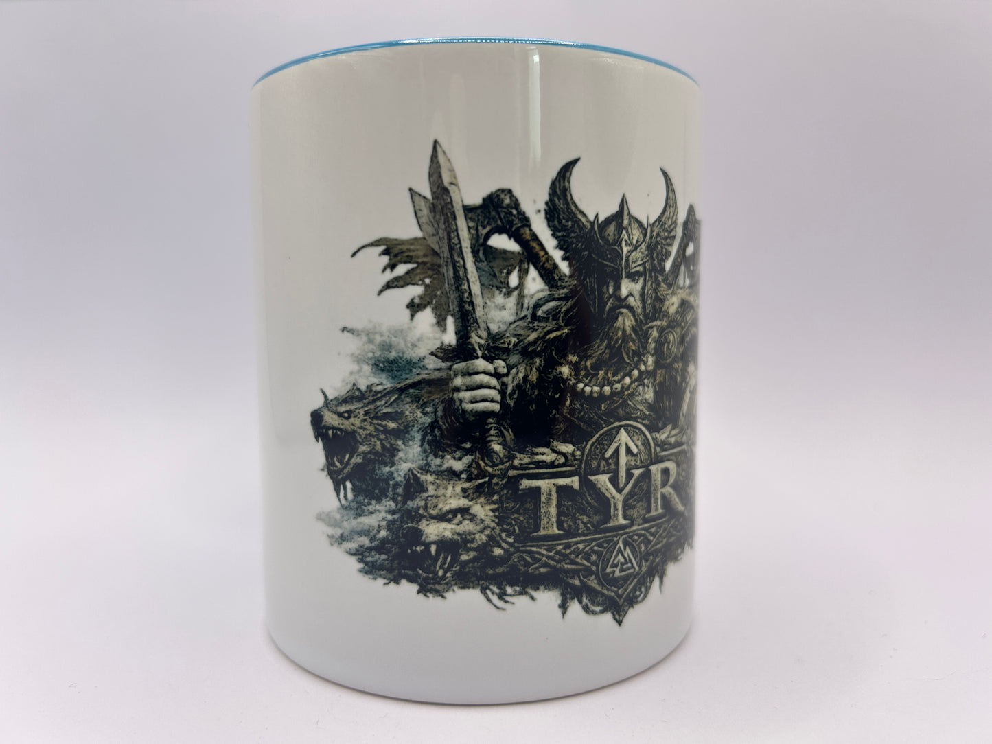 Tyr Tasse mit Schwert, Wolf und nordischen Symbolen. Hochwertige Wikinger Kaffeetasse für Fans nordischer Mythologie und Wikingerkultur.