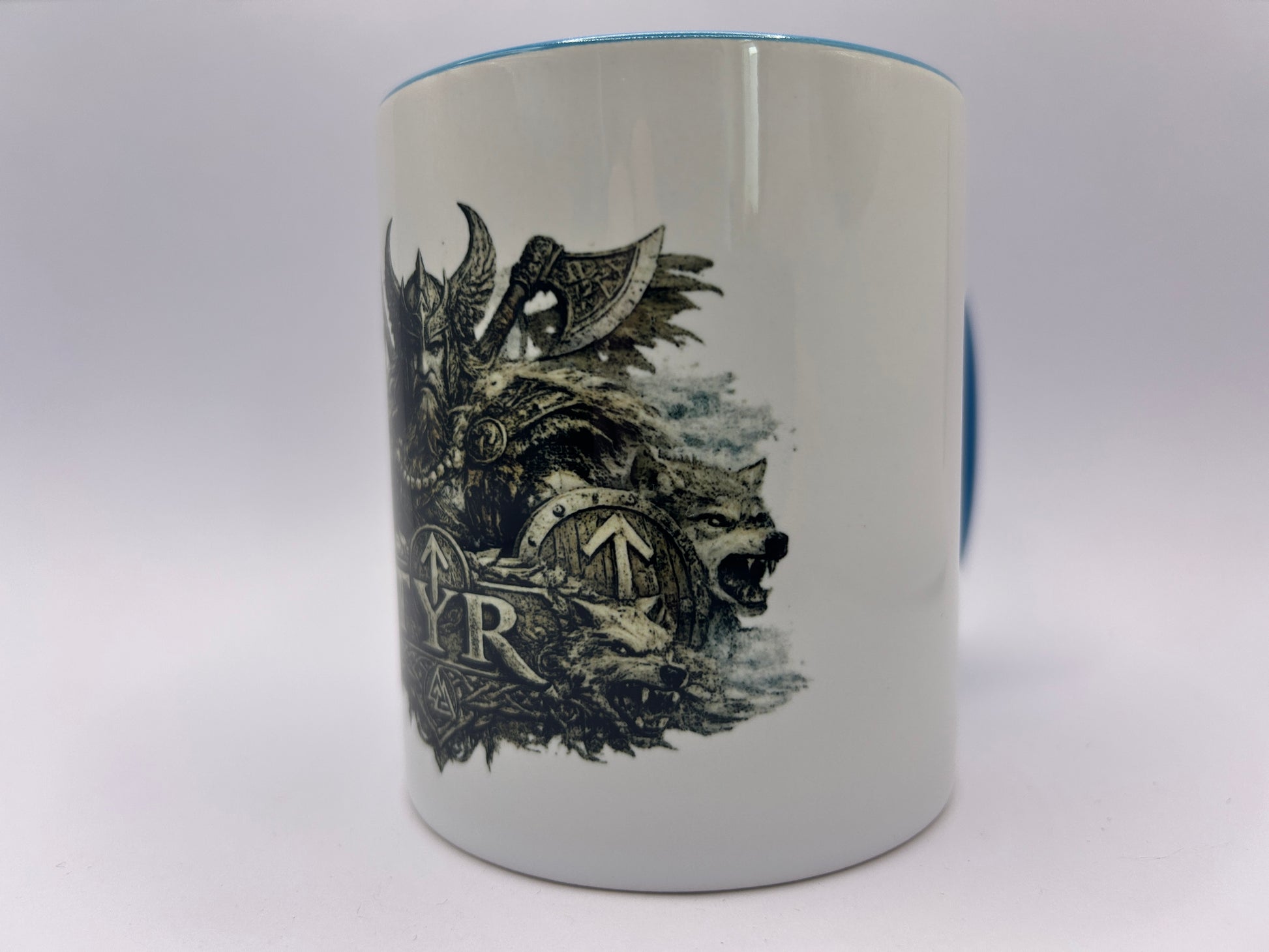 Keramiktasse mit Tyr Motiv, Axt, Schild und nordischer Fantasy-Kunst. Perfekt für Wikinger-Fans und Liebhaber alter nordischer Sagen.