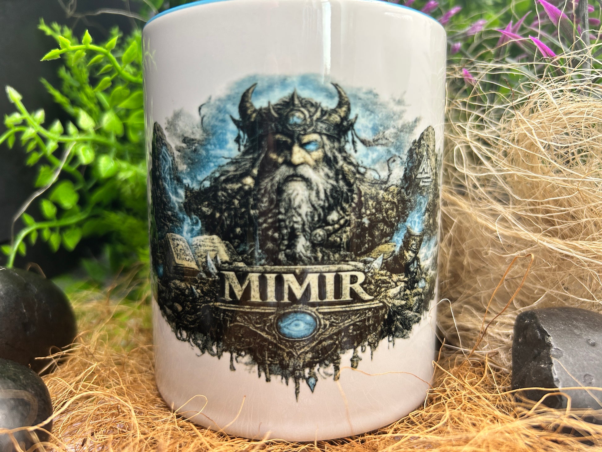 Wikinger Tasse mit Mimir Motiv dekorativ zwischen Naturmaterialien präsentiert. Ideales Geschenk für Fans nordischer Mythologie und Wikingerkultur.
