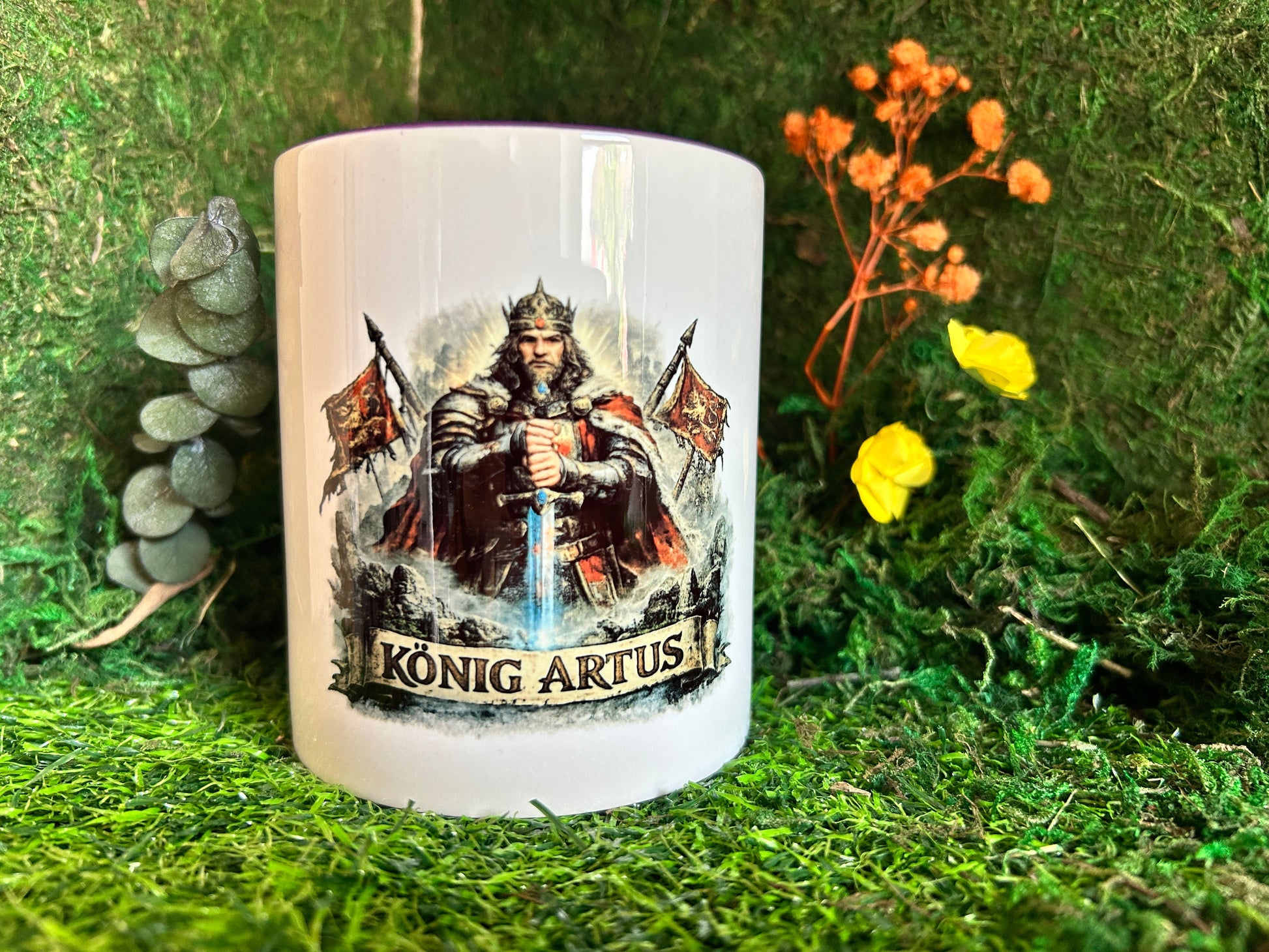 König Artus Fantasy Tasse 330 ml in mittelalterlicher Dekoration mit natürlichem Hintergrund als Geschenk für Ritter- und Fantasy-Fans.