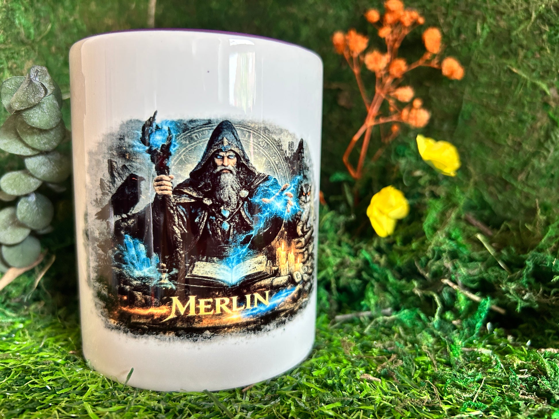 Merlin Zauberer Tasse 330 ml in Fantasy Dekoration mit Moos und natürlichem Hintergrund als Geschenkidee für Fantasy Fans.