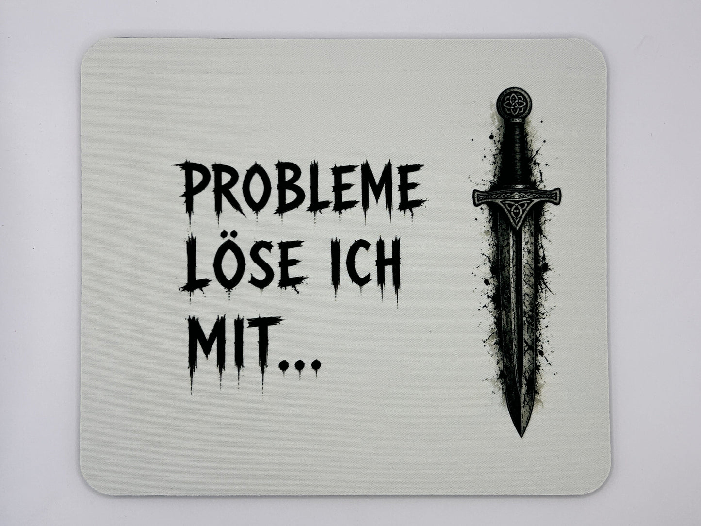Mauspad mit dem Spruch „Probleme löse ich mit…“ und einem detailreichen Schwertmotiv im Wikinger- und Fantasy-Stil.