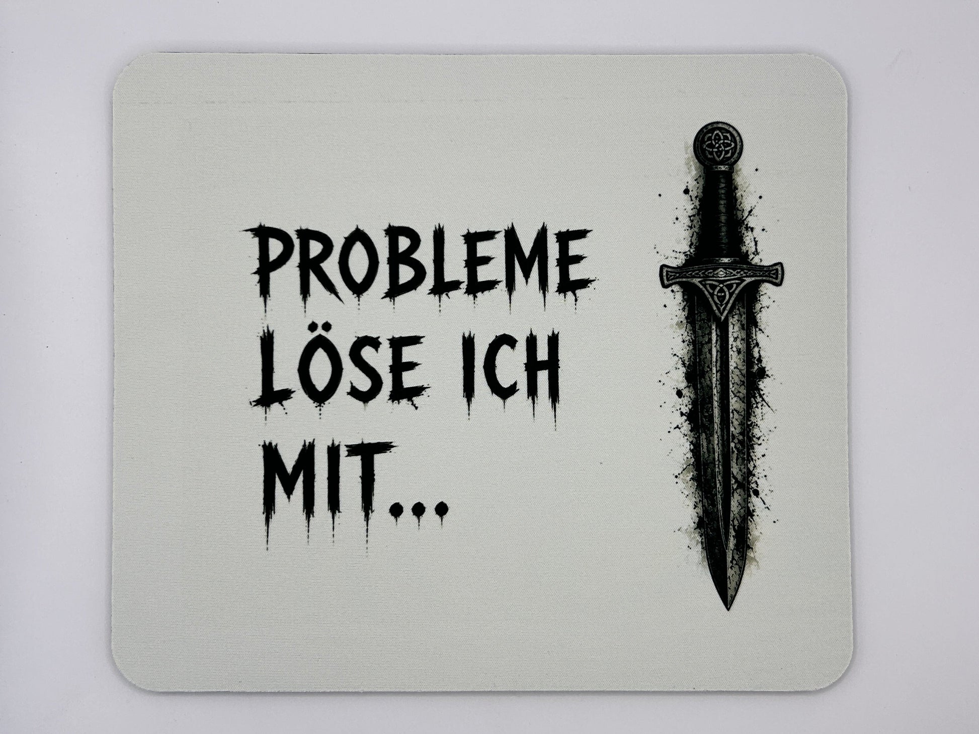 Mauspad mit dem Spruch „Probleme löse ich mit…“ und einem detailreichen Schwertmotiv im Wikinger- und Fantasy-Stil.