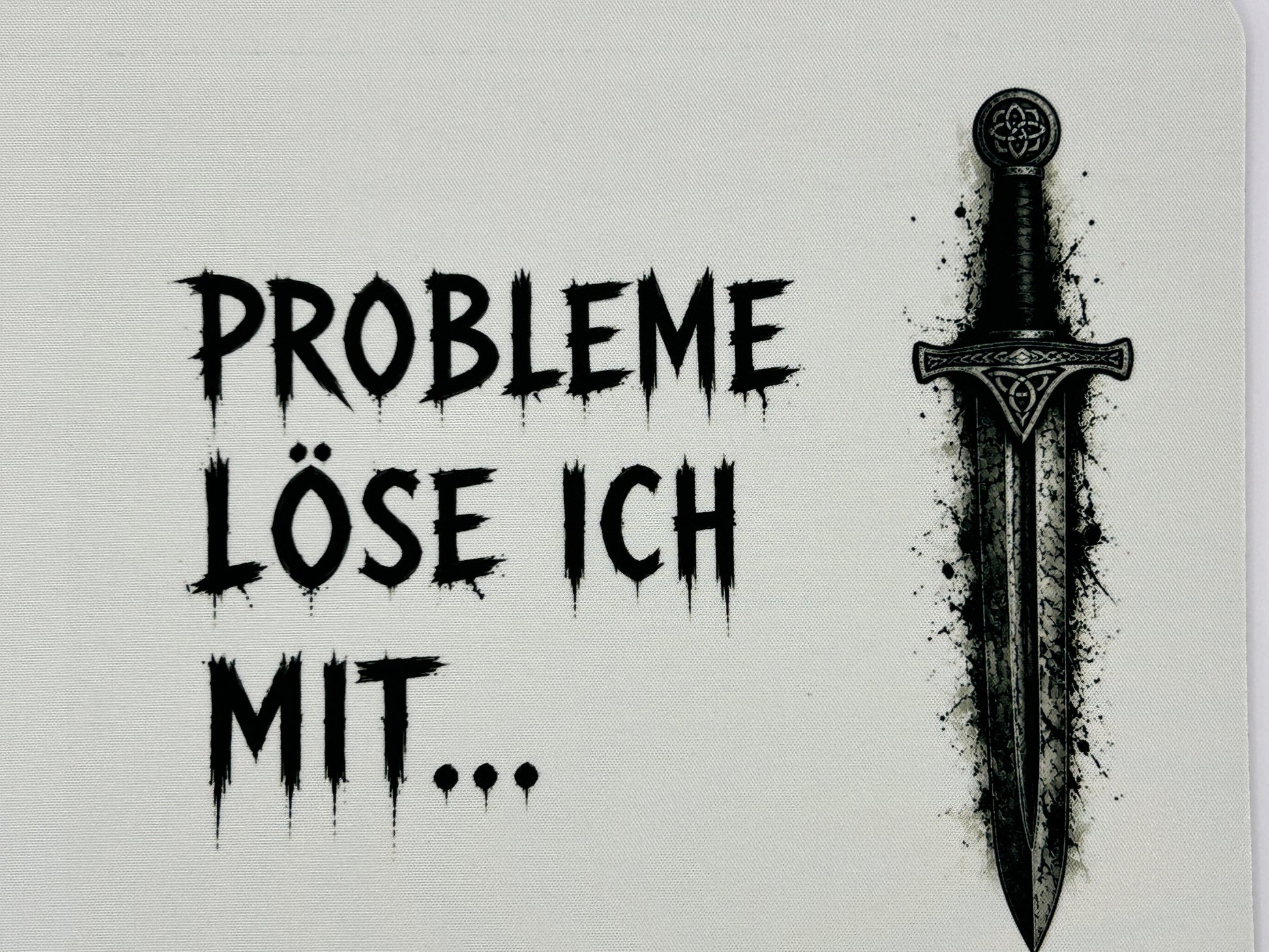 Detailaufnahme eines Fantasy-Mauspads mit schwarzem Schwert und humorvollem Spruch für Wikinger- und Mittelalter-Fans.