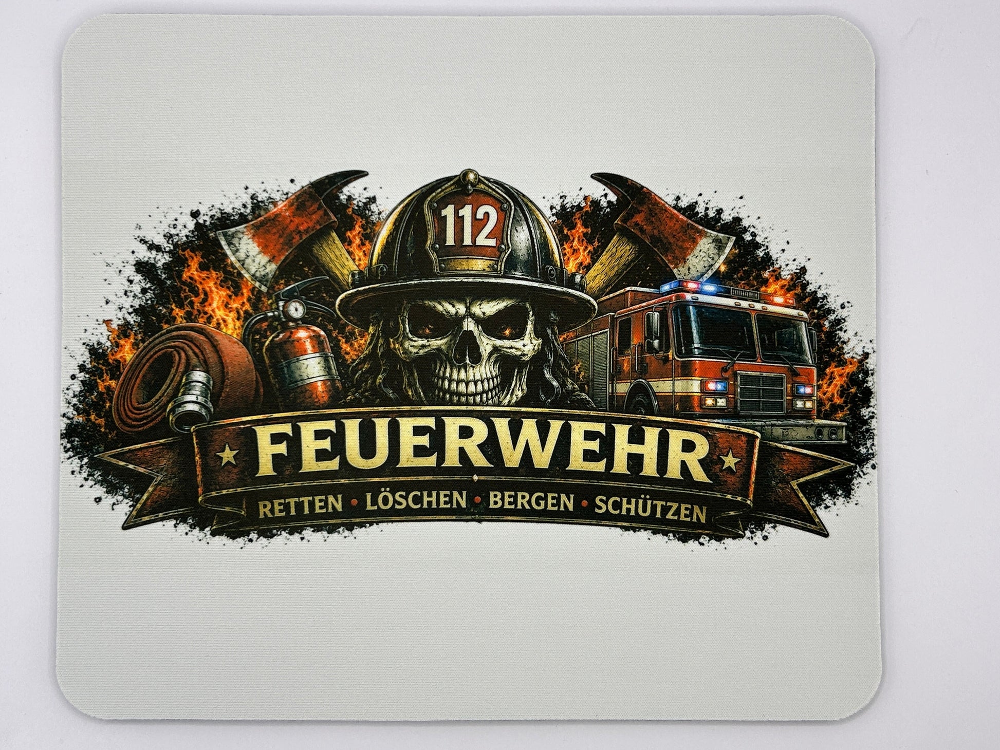 Feuerwehr Mauspad mit Totenkopf, Feuerwehrhelm 112, Löschfahrzeug, Äxten und Flammen auf einem 23 x 19,5 cm großen Mousepad.